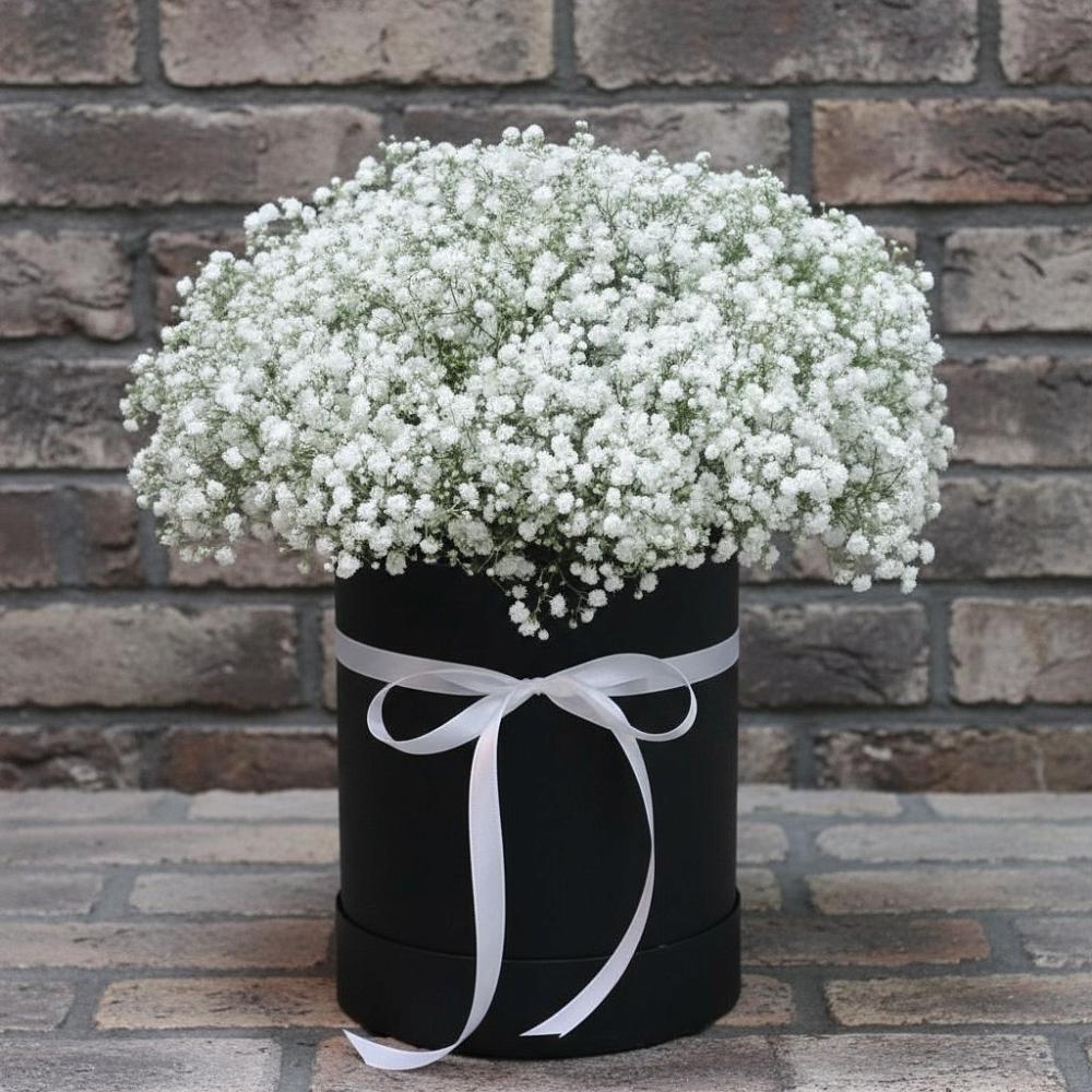 Цветочная композиция из Гипсофила в шляпной коробке в Мышкине