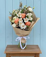 Букет цветов из:  Альстромерии, Лизиантусы, Розы и Хризантемы в Мышкине