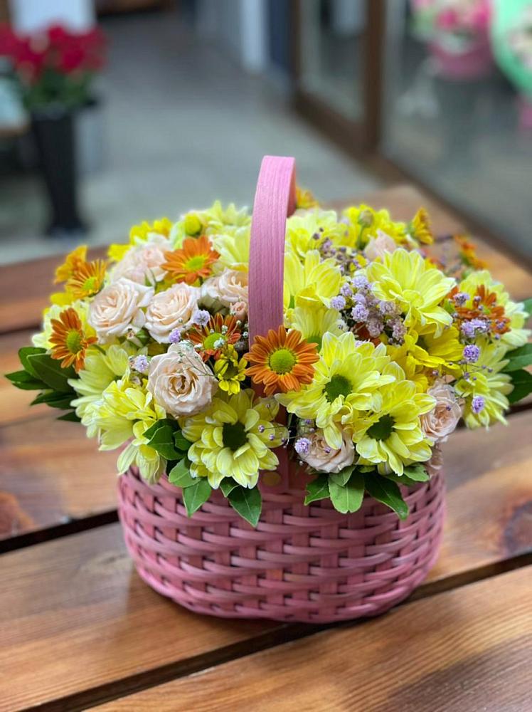 Цветочная композиция из Хризантемы и Розы в корзине в Мышкине