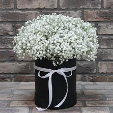 Цветочная композиция из Гипсофила в шляпной коробке в Мышкине