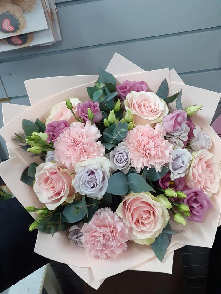 Букет цветов из: Розы, Гвоздики и Лизиантусы в Мышкине